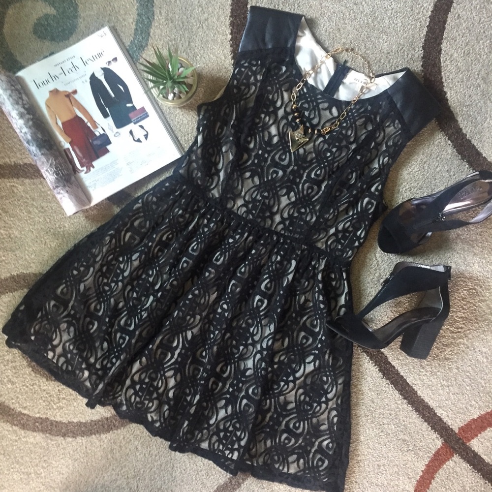 MIAMI BLACK LACE DRESS SIZE 1